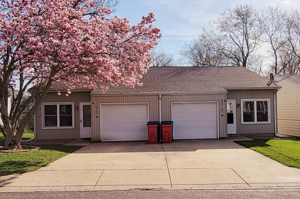 5205 (on left) - 5205 N Montclair Ave