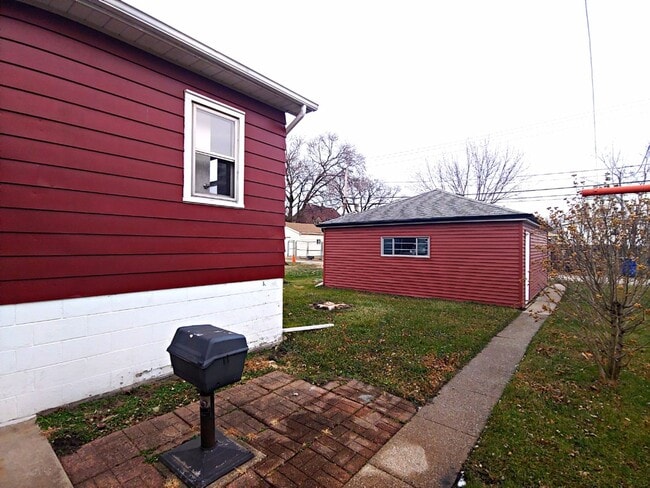 Building Photo - 2 Bedroom House Available NOW in Burnham I...