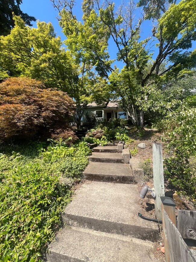 Building Photo - 3- Bedroom 2.5-Bathroom Gardening paradise...