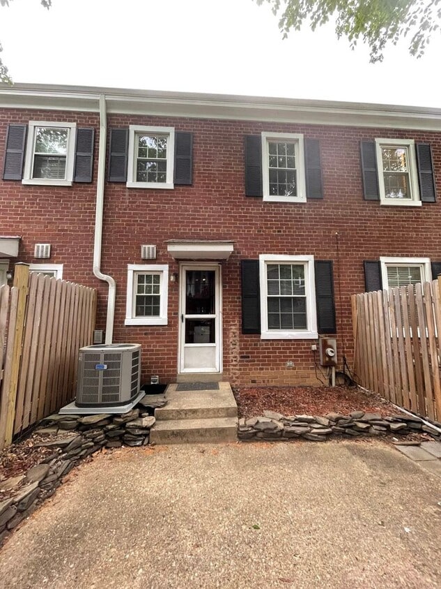 Building Photo - Gorgeous 2 Bed 2 Bath Interior Townhome In Desired Fairlington Villages