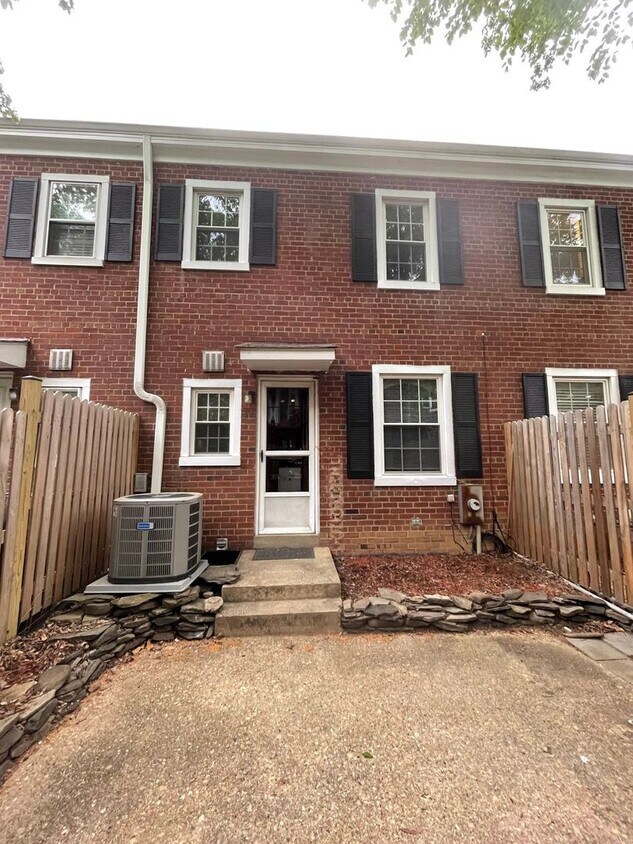 Foto del edificio - Gorgeous 2 Bed 2 Bath Interior Townhome In Desired Fairlington Villages