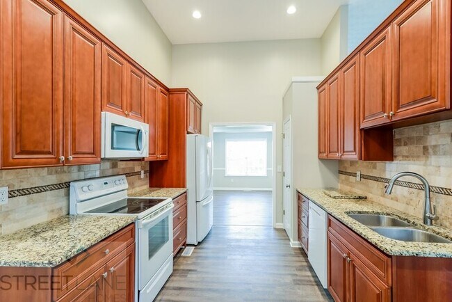 Foto del edificio - REDUCED! - Now offering $1025 off first fu...