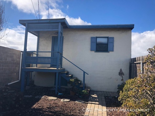 Building Photo - Two Bedroom Home Near Del Monte Beach