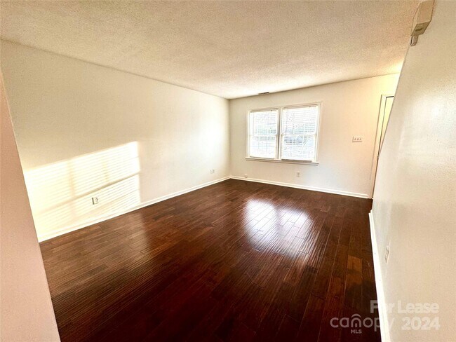 Foto del edificio - 1422 Delane Ave