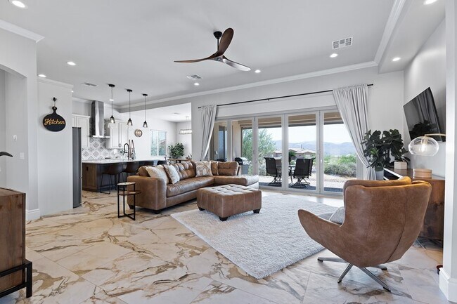 Foto del edificio - A Luxurious Fully Furnished Rental!