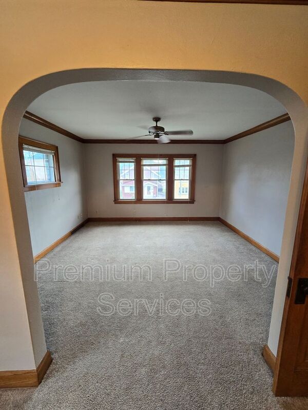Primary Photo - 2321 Broadway
