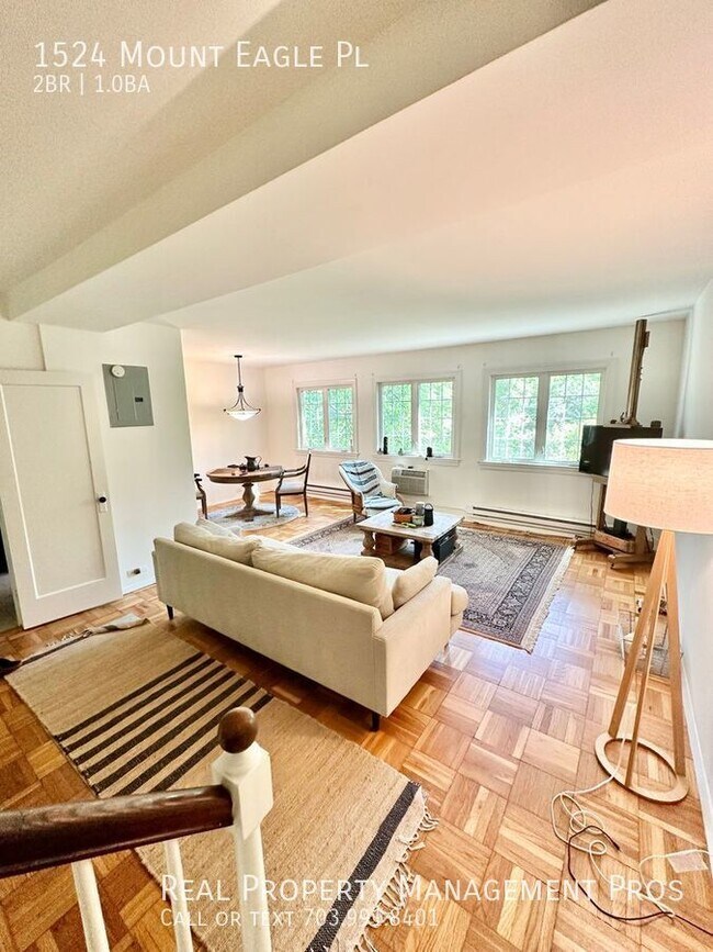 Building Photo - Rarely available 2 level townhome in Parkf...