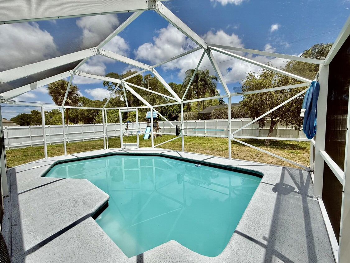 Primary Photo - 1757 SW Gemini Ln