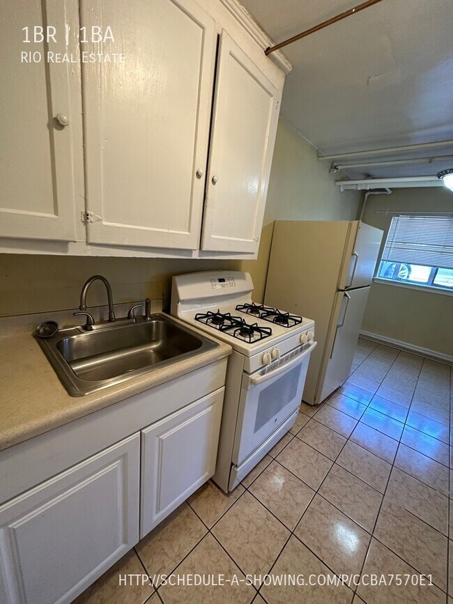 Foto del edificio - First Floor Corner 1BR Apartment in Cap Hill!
