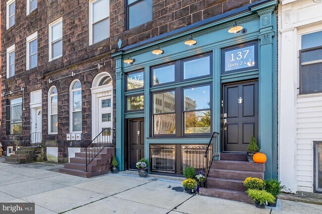 Building Photo - 137 E North Ave