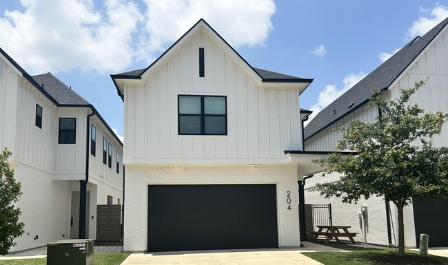 Building Photo - 204 Estates Cir