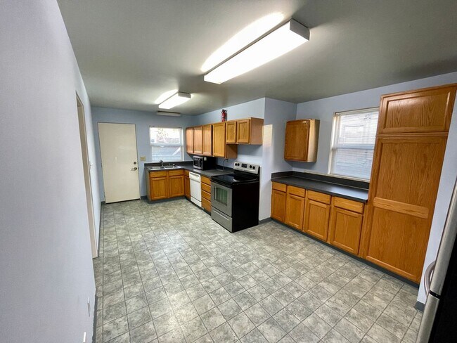 Building Photo - Quaint 2-Bed, 2-Bath Home in Central Tacom...