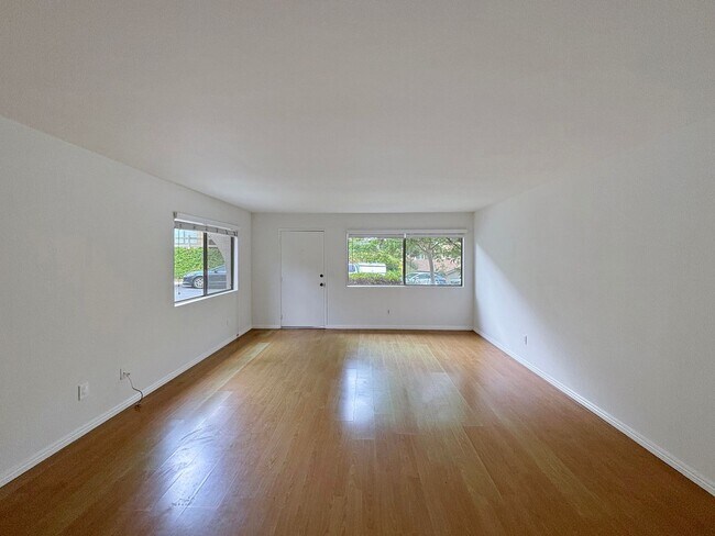 Building Photo - Charming 3BD/3BA Townhouse in University C...