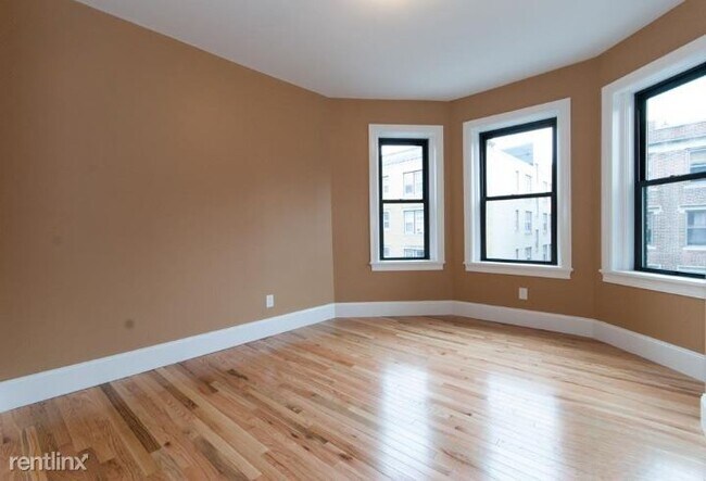 Foto del edificio - 5 br, 2 bath Triplex - 6 Lothian Rd 2
