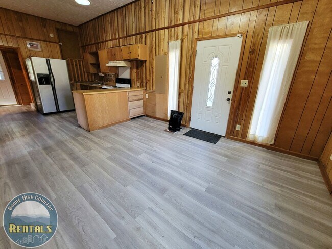 Building Photo - Two Bedroom Apartment on Shulls Mill Road