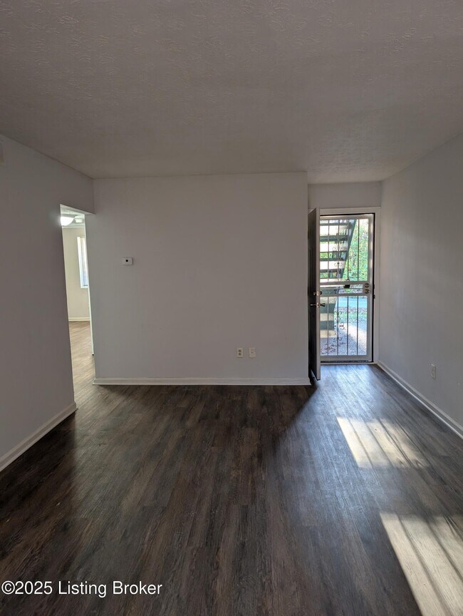 Foto del edificio - 3224 Springfield Dr