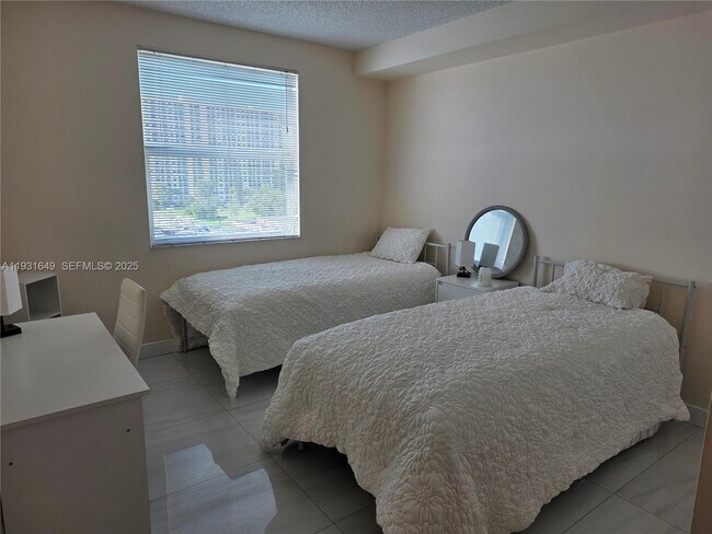 Foto del edificio - 17150 N Bay Rd