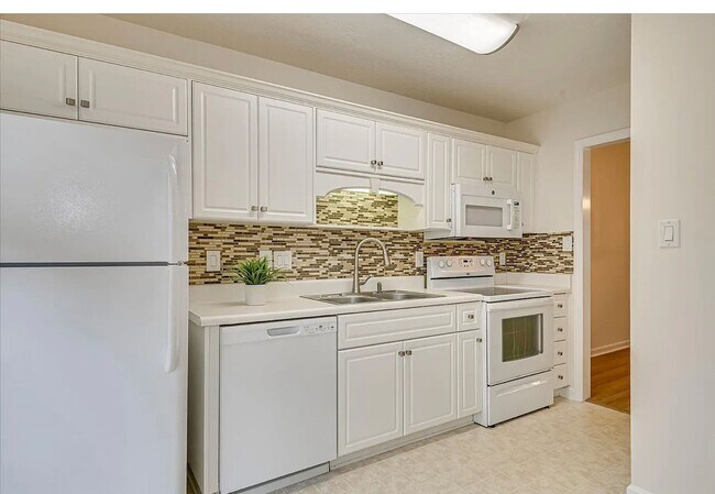 Foto del edificio - Updated 2 BR, 2 BA Townhome