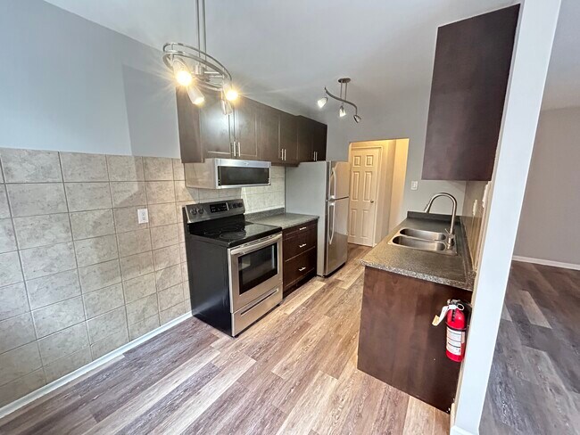 Building Photo - Spacious and Bright Two Bedroom