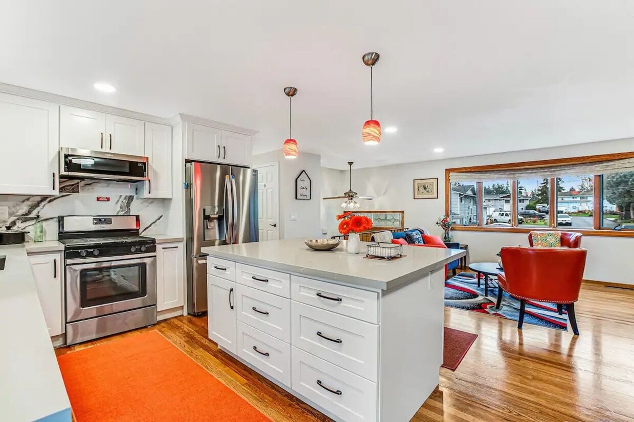 Primary Photo - Exceptional 4 bedroom Renton Home - Furnis...