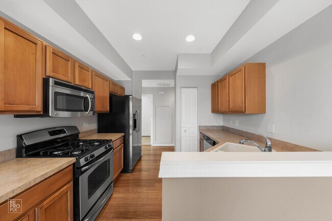 Foto del edificio - Yorkville First Floor End Unit Two Bed Condo with Pond Views