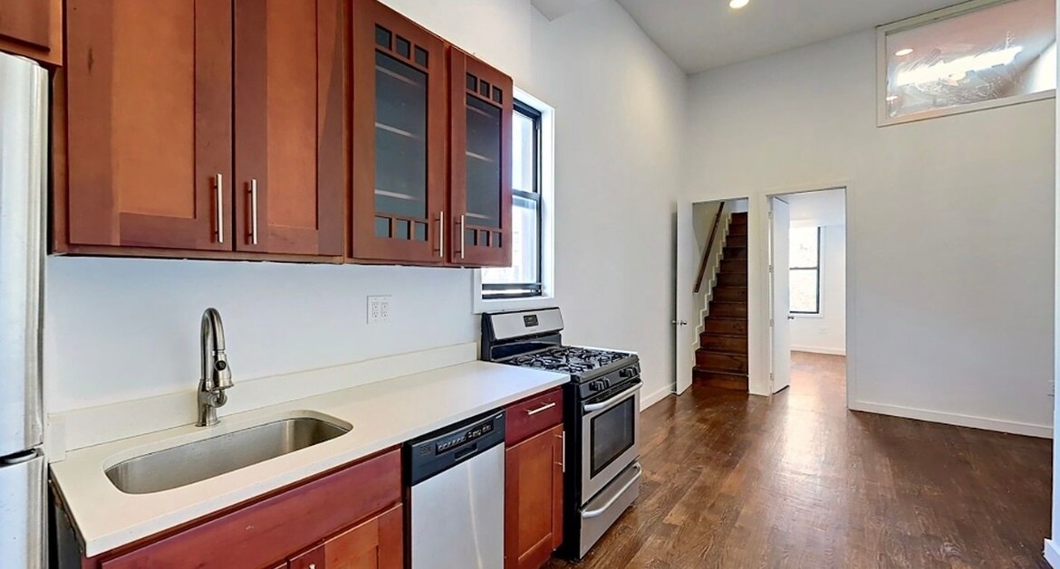 Primary Photo - 886 Franklin Ave