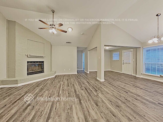Building Photo - 300 Blueleaf Dr