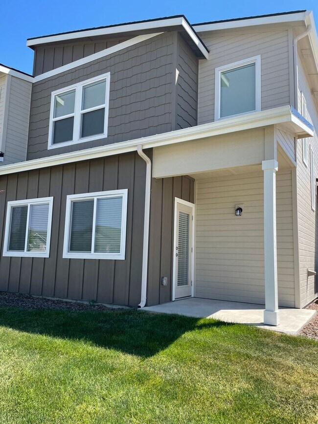 Building Photo - Available Now- Beautiful Nampa Townhome