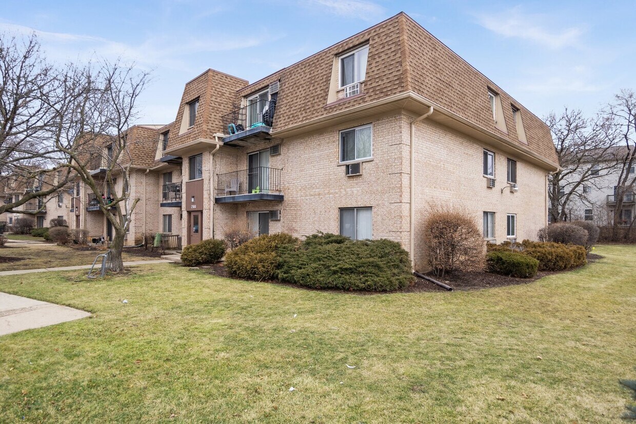 Foto principal - 266 Shorewood Dr