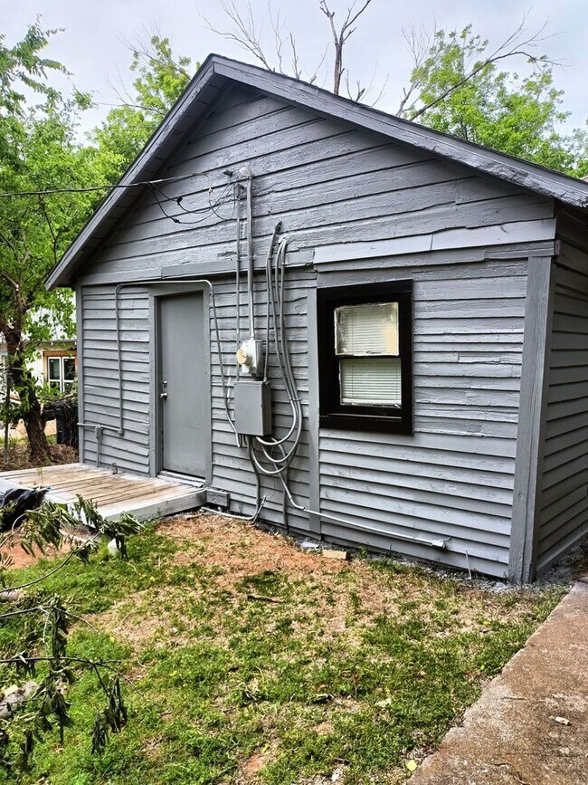 Foto del edificio - Beautiful 3 Bed / 1 Bath Home with Large Yard!