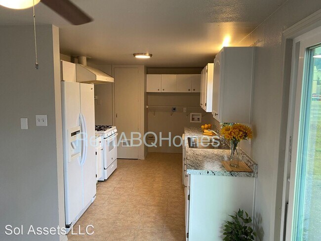 Building Photo - 3 br, 1 bath House - 11320 Hannett Ave. NE