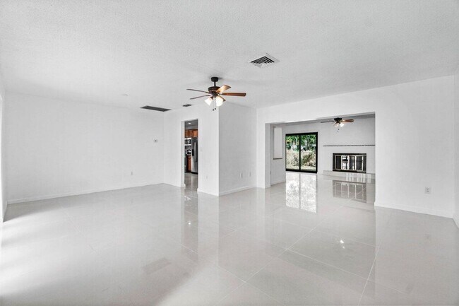 Foto del edificio - 899 NW 7th Dr