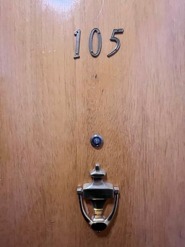 Photo du bâtiment - Newly Renovated, Bright 1 Bedroom in Willingdon Heights