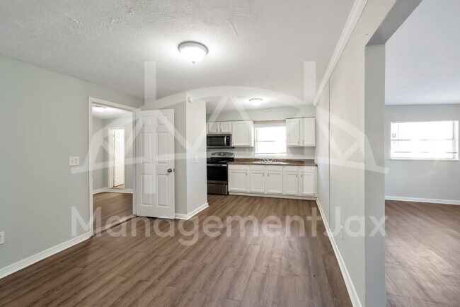 Foto del edificio - 1586 W 36th St