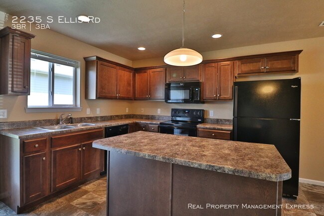 Building Photo - 2235 S Ellis Rd