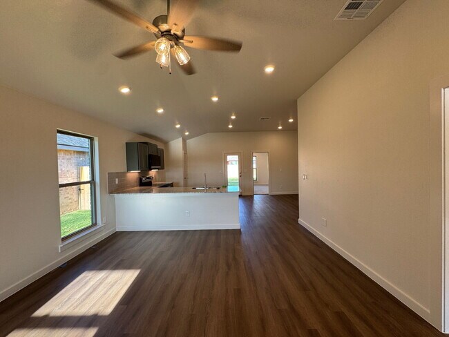 Foto del edificio - Brand New 3-bedroom 2-bath Home in Burgamy Park!