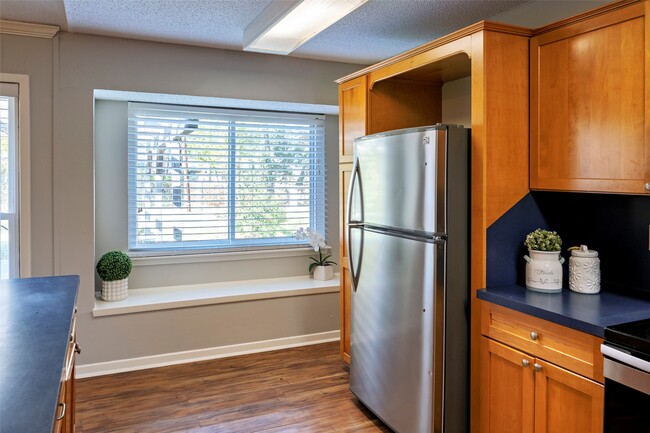 Building Photo - 408 Travis St