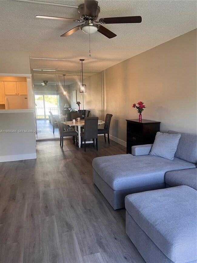 Foto del edificio - 400 N Riverside Dr