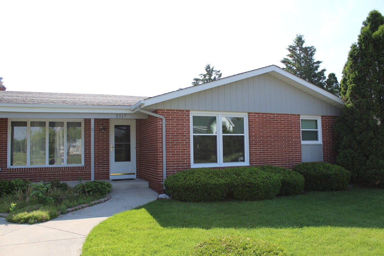 Front - 2517 N Taylor Dr