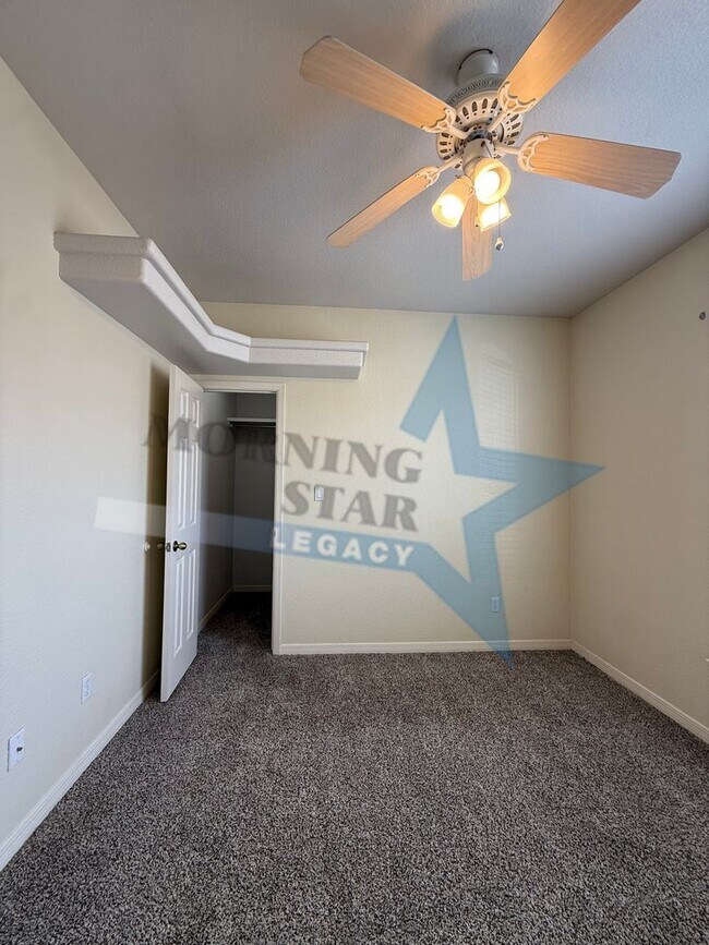 Foto del edificio - Spacious 3-Bedroom Home Off Roadrunner!