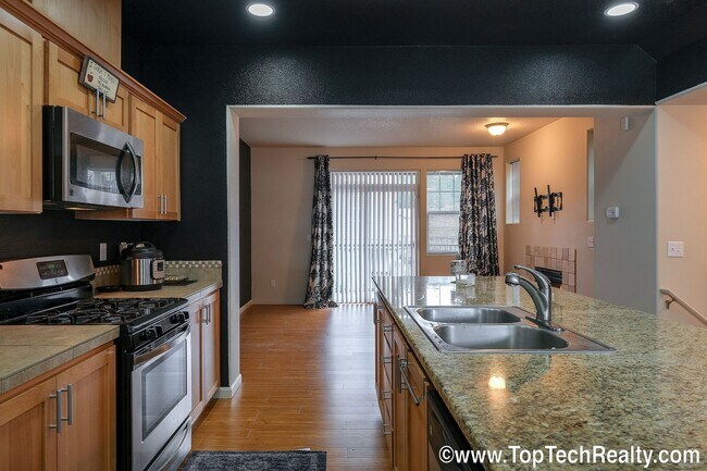 Foto del edificio - Gorgeous 3 Bedrm+Loft | 3.5 Bath End Unit Townhouse with upgrades | *Hardwood*Granite* |Bedrm wit...