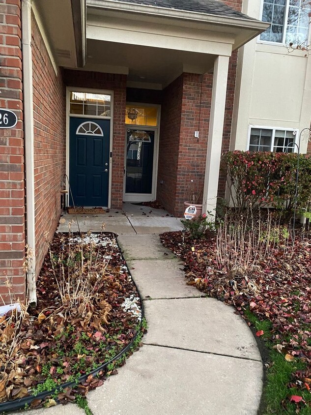 Primary Photo - Nice Sterling Creek condo in Utica school ...