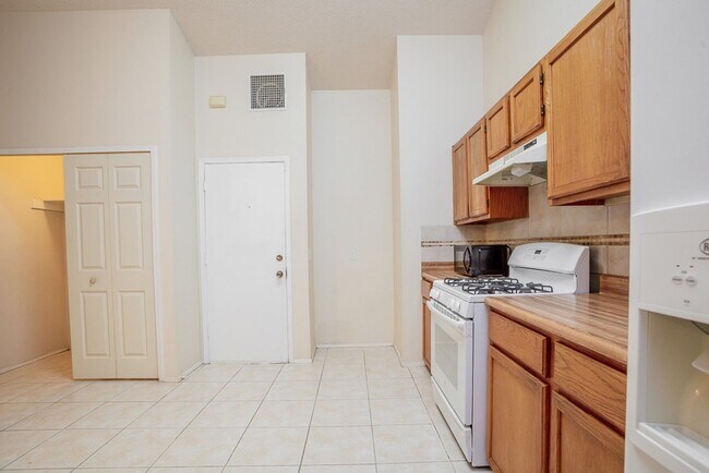 Foto del edificio - Spacious 3-Bedroom Single Family Home in S...