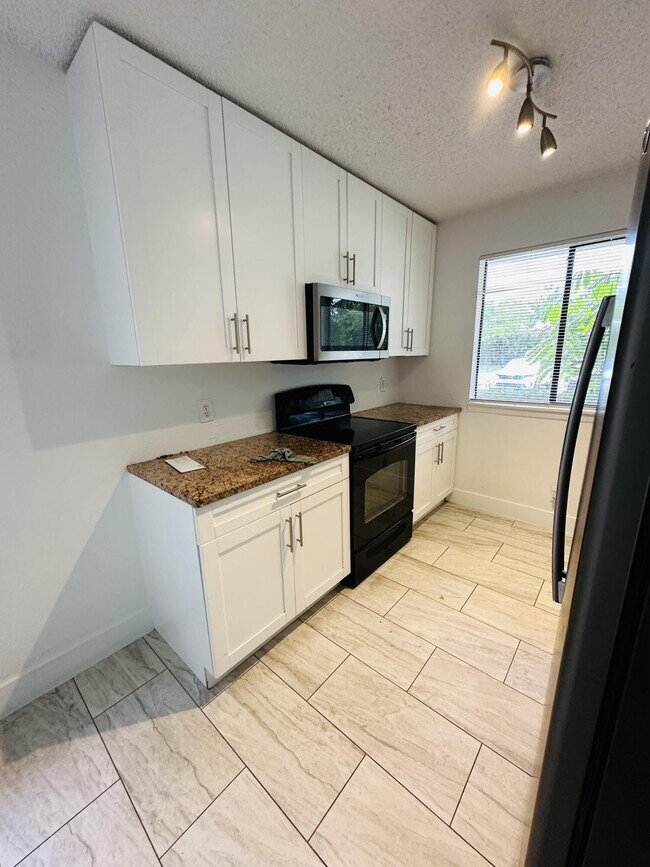 Building Photo - 300 Nottingham Cir