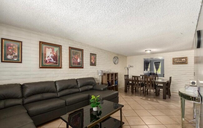 Building Photo - 3085 S Kolb Rd
