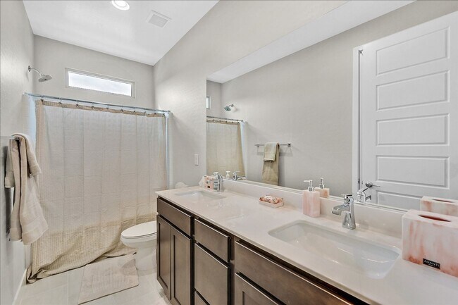 Foto del edificio - Experience True Luxury Living In The Heart Of Summerlin