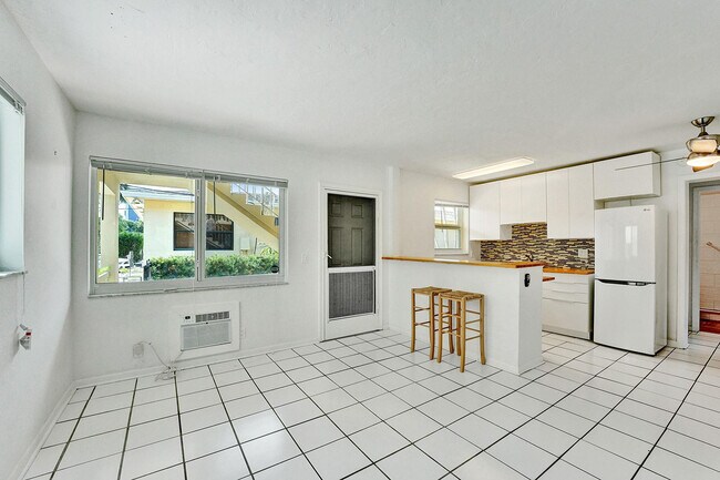 Building Photo - 122 S Lakeside Dr