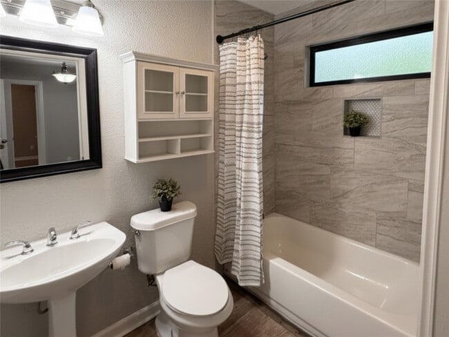 Building Photo - 5222 Northridge Dr