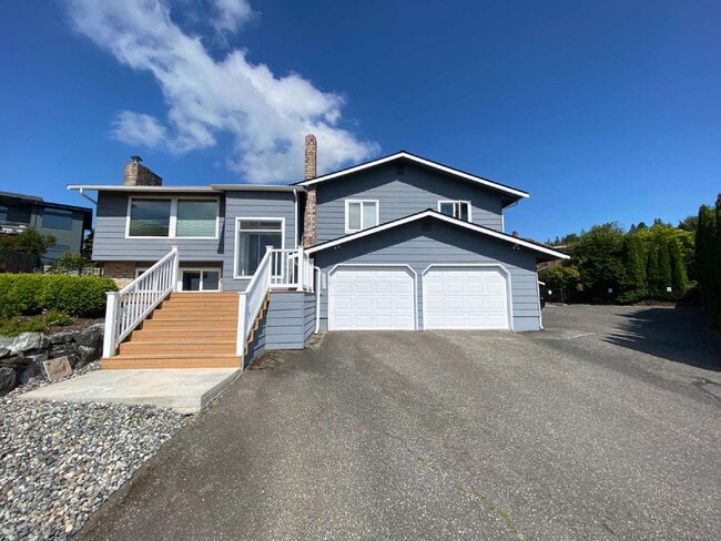 Building Photo - Downstairs Suite with Private Kitchen & Ba...