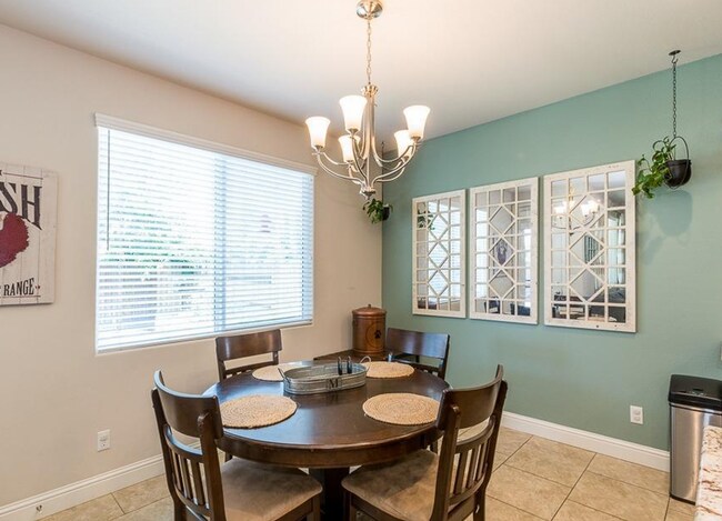 Foto del edificio - $2,295 Temperance and Ashlan, Charming 3 B...